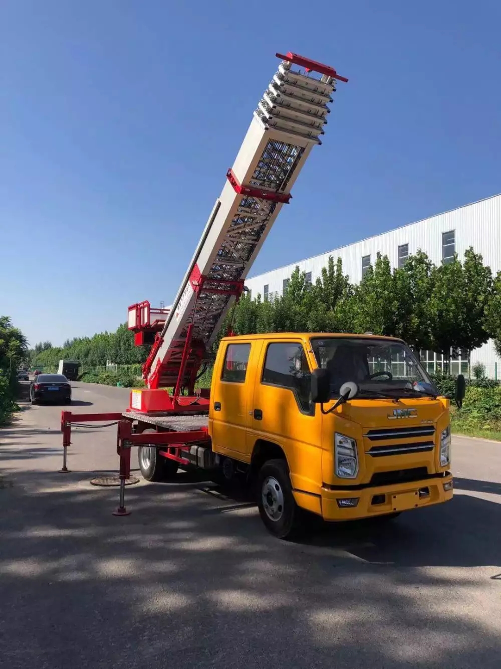 崇州附近的云梯车出租服务：轻松解决高空作业需求