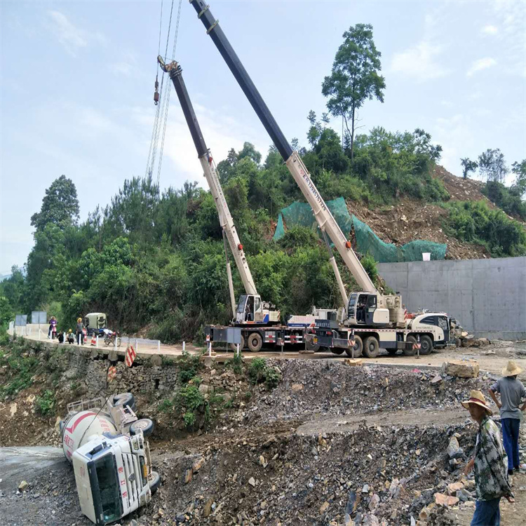 崇州汽车掉沟里叫吊车救援要多少钱